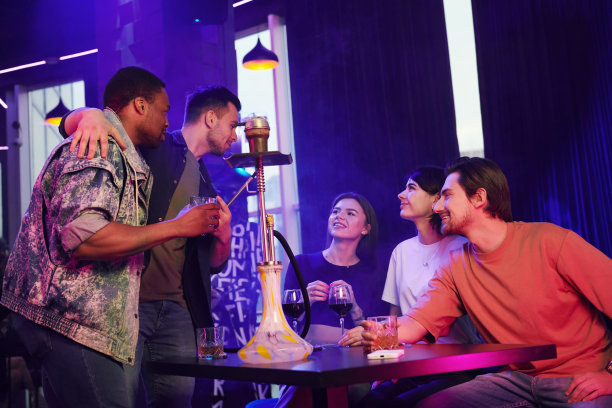 积极的情感。一群朋友一起在夜总会玩图片下载