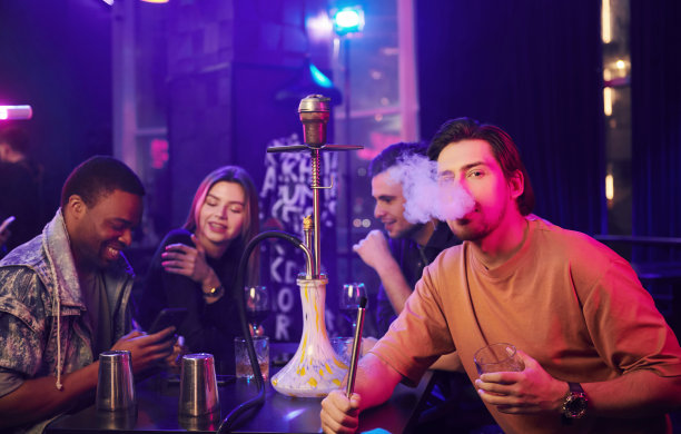 看着摄像机。一群朋友一起在夜总会玩图片下载