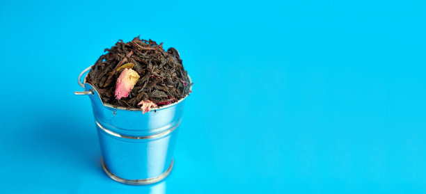 一个装满果茶的小桶。图片下载