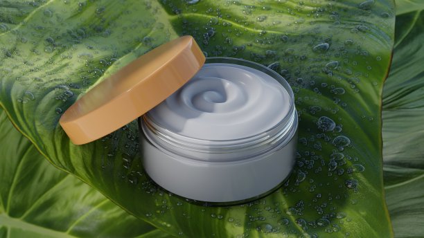 模拟罐的美容面霜的脸在一个潮湿的热带树叶，一个有机产品的面部皮肤护理。三维渲染图片下载