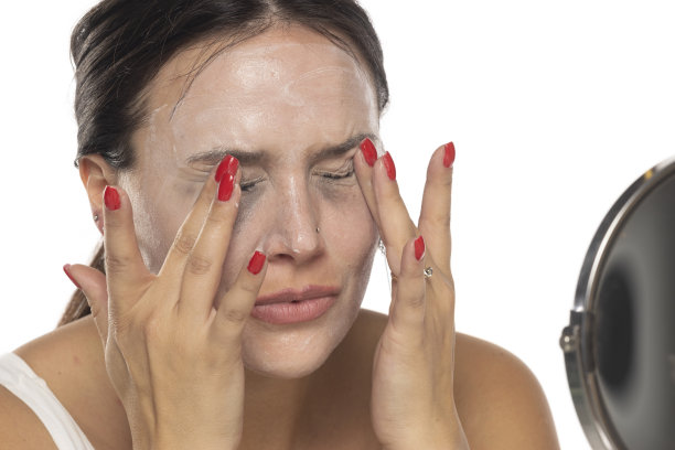 年轻女子在白色底面上涂抹清洁产品，然后取下图片下载