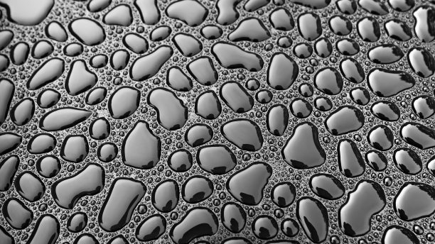 黑色金属表面的水滴抽象视图图片下载