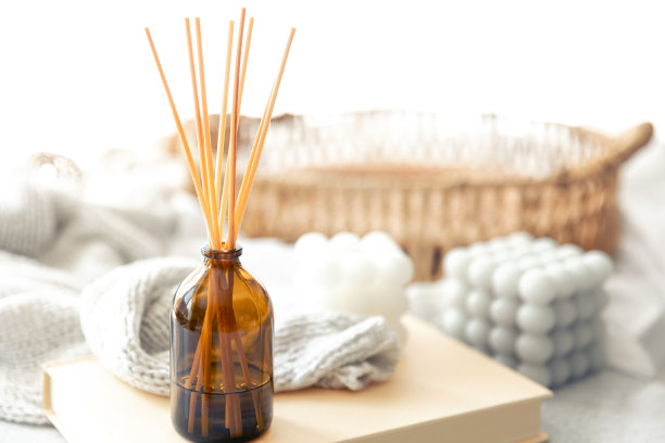 在模糊的背景上，用香烛和针织元素组成温泉。图片下载