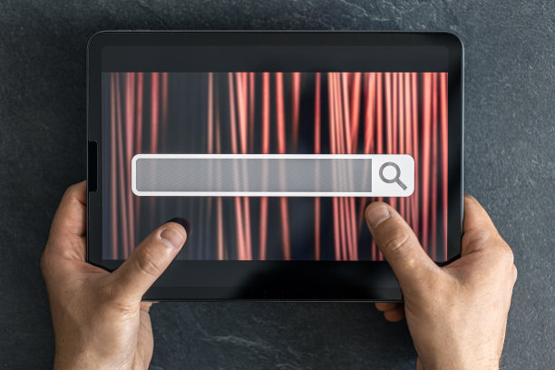 在男性手中，屏幕上有互联网浏览器搜索栏的数字平板电脑。图片下载