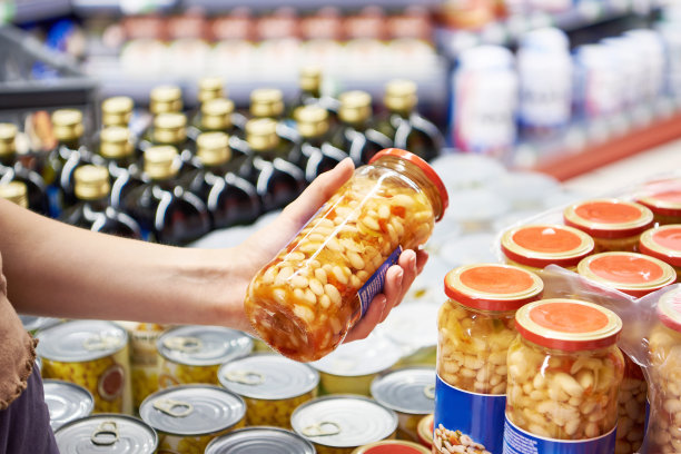 豆子和蔬菜放在商店的罐子里图片下载