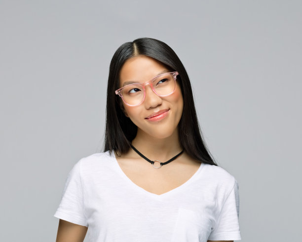 灰色背景下困惑的女人图片下载