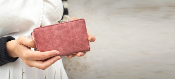 年轻女子拿着钱包。为文本留出空间图片下载