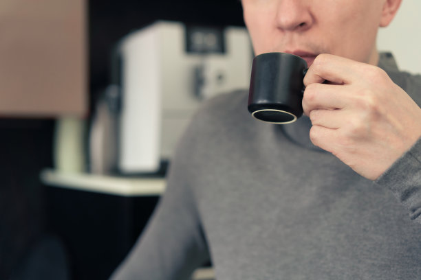 男人喝咖啡图片下载