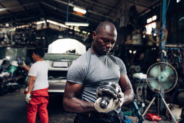 汽车修理工在汽车修理店负责修理和保养汽车发动机。图片下载