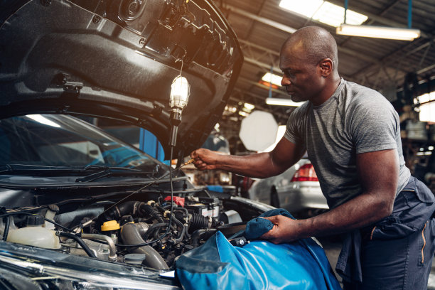 汽车修理工在汽车修理店负责修理和保养汽车发动机。图片下载
