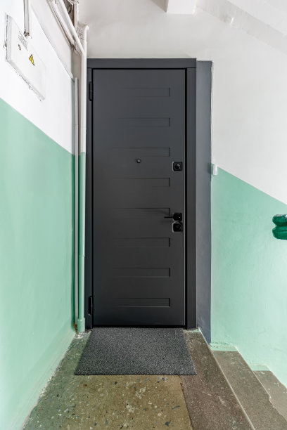 灰色的金属正门，素雅中带有简单的图案图片下载