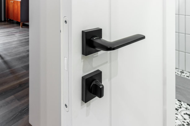 白色内门的碎片，黑色金属把手和门闩图片下载