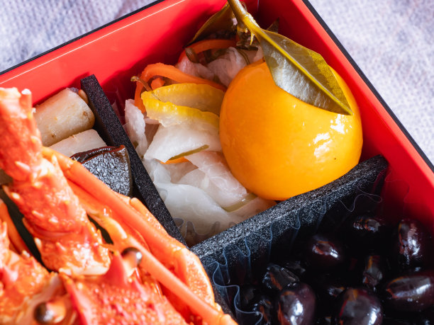 日本御濑料理。甜金桔和腌萝卜。图片下载