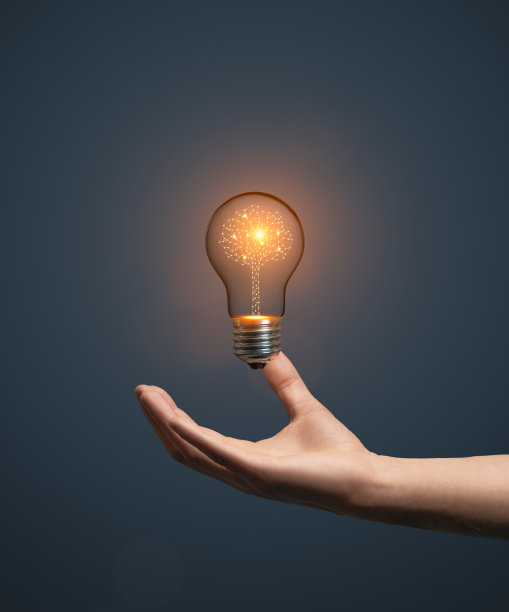 手持人工智能树符号在灯泡在黑暗的背景图片下载