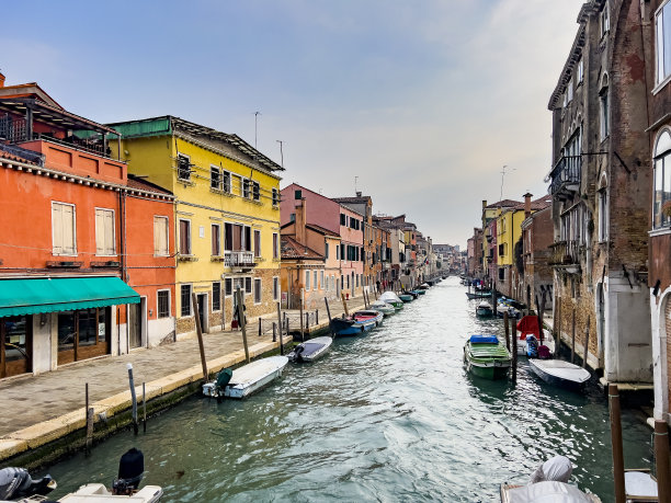 停泊在威尼斯建筑物前的船只图片下载