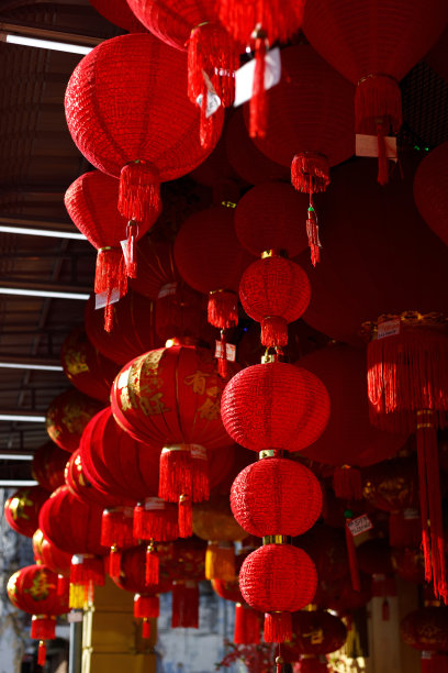 各种各样的中国红灯笼挂在唐人街的一个摊位上出售图片下载