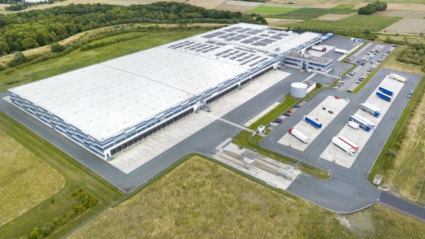 装货区，卡车停车场，无法辨认的工业建筑，物流——鸟瞰图图片下载