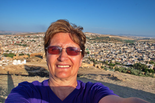 资深女性的自画像图片下载