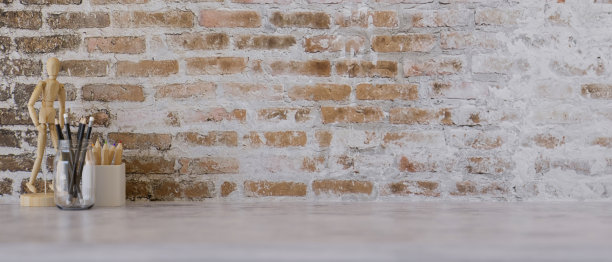 在质朴的砖墙上有一个空空间的桌面。特写图片。图片下载