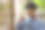 年轻的亚洲男子在现代的日本咖啡馆里享受着hojicha拿铁，看起来很温柔。图片下载