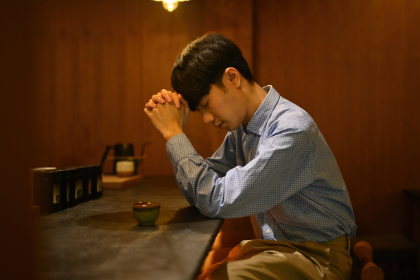 一个神情悲伤的创业企业家的肖像，餐馆经营者、夜总会经营者的苦难。图片下载