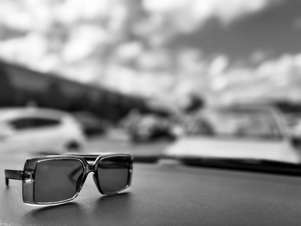 汽车仪表盘上的女士太阳镜图片下载