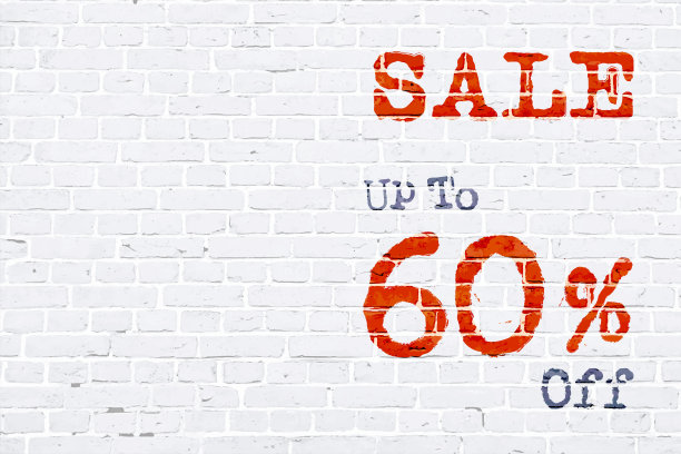 白色砖墙制作了一个质朴的横向海报，上面用红色油漆在砖上写着“减价六折”。矢量背景复制空间到消息的左侧高达60% Off图片下载