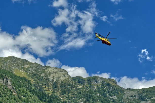 山地救援直升机在行动图片下载