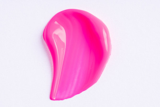 深粉红色的唇彩，化妆品描边或油漆，宏观。亮粉色的唇彩或颜料在白纸的背景上。图片下载