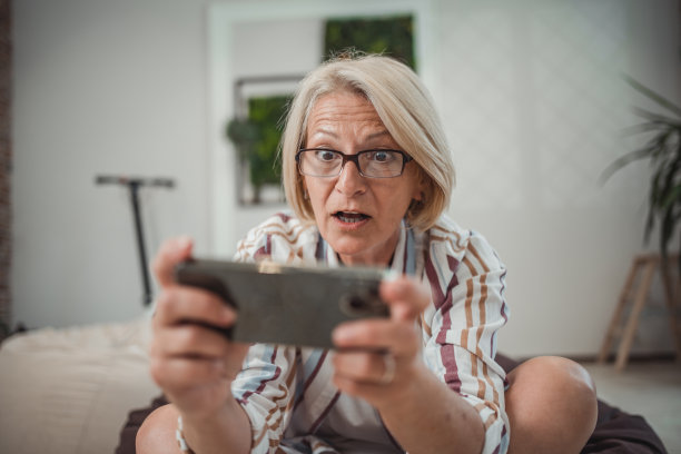 一个成熟的女人喜欢在手机上玩电子游戏图片下载