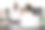 这对年轻夫妇在家里的厨房里用笔记本电脑讨论生意。图片下载