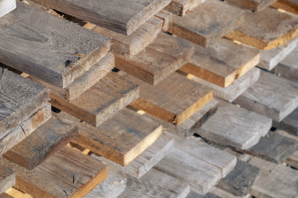 木制托盘堆叠的特写图片下载