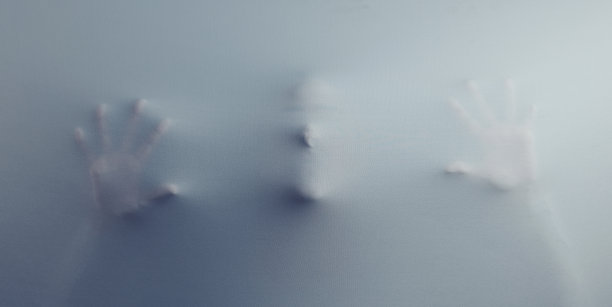 织物，屏幕和恐怖的剪影手在工作室背景的心理健康危机或创伤后应激障碍。阴影，恐怖和奇怪的形状的人的抑郁，焦虑和精神，创伤或双相恐惧图片下载