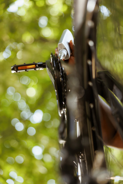 正在给自行车链条加润滑油图片下载