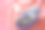 橙色毛巾上的防晒霜和包的特写图片下载