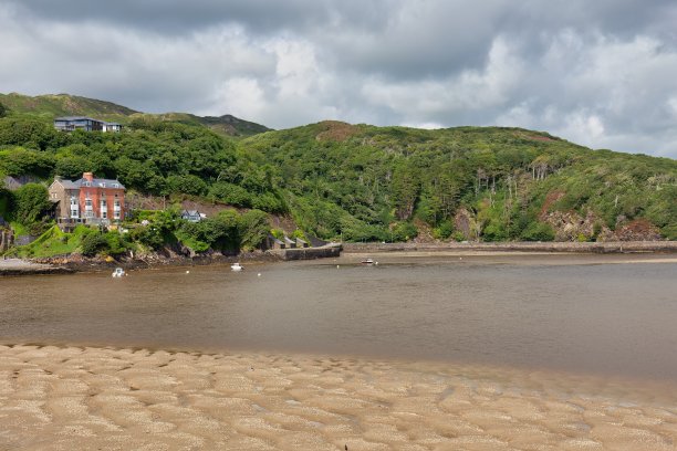 有山的海滩和房子图片下载