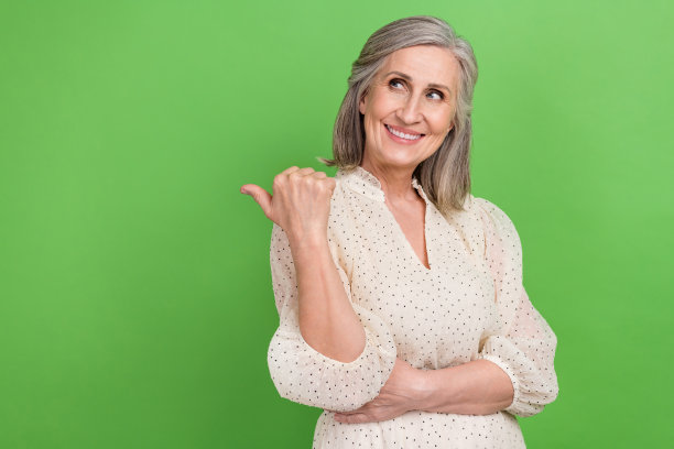 积极的人的照片，灰色的发型，穿着优雅的衬衫，在绿色的背景上提供孤立的空间图片下载