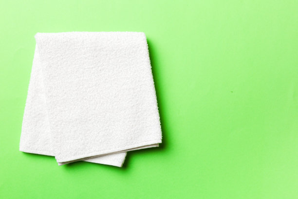 在彩色背景上复制空间的白色毛巾的俯视图图片下载