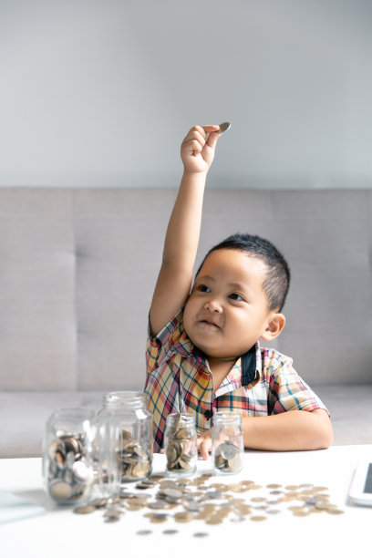 学龄前儿童学习计算个人预算、理财、玩投资、算账。专心读书的孩子存钱买东西，把钱放在家里的粉色存钱罐里。图片下载