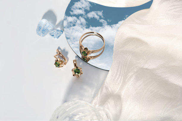 优雅的珠宝套装。镶有宝石的珠宝。首饰配件拼贴。产品静物概念。戒指、项链和耳环。图片下载