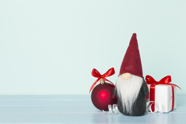 漂亮的圣诞玩具在光桌上图片下载