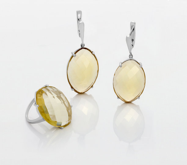 优雅的珠宝套装。镶有宝石的珠宝。首饰配件拼贴。产品静物概念。戒指、项链和耳环。图片下载