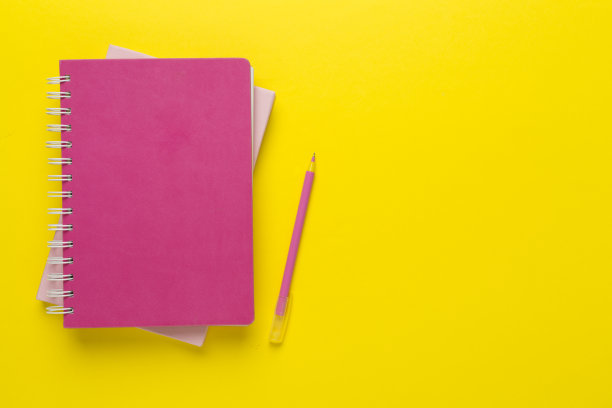 彩色背景文具笔记本，俯视图图片下载