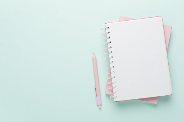 彩色背景文具笔记本，俯视图图片下载