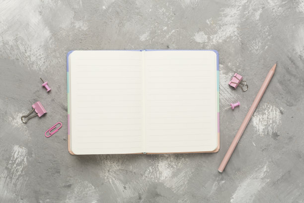 打开笔记本与文具在具体的背景，俯视图图片下载