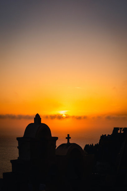 夕阳下圣托里尼小镇的剪影。图片下载