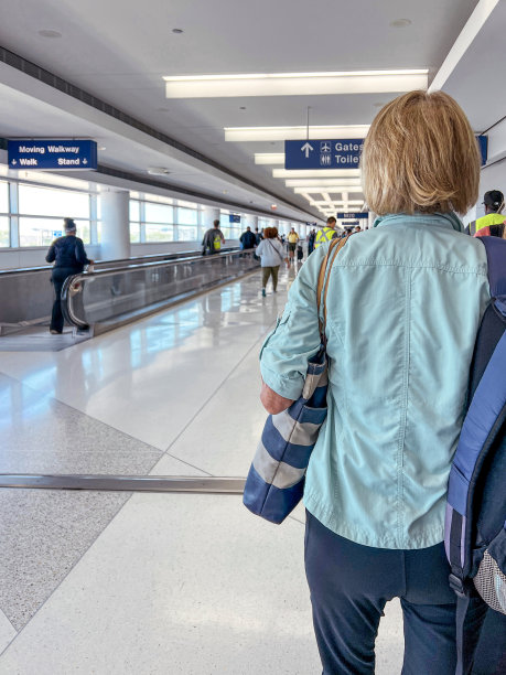 成熟的女人走过机场图片下载