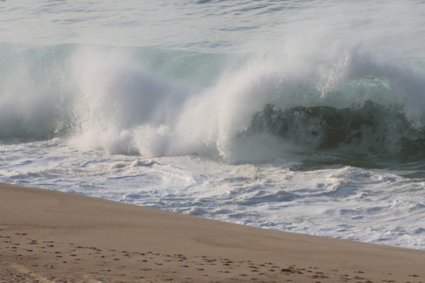 海浪冲击着墨西哥卡波圣卢卡斯海滩图片下载