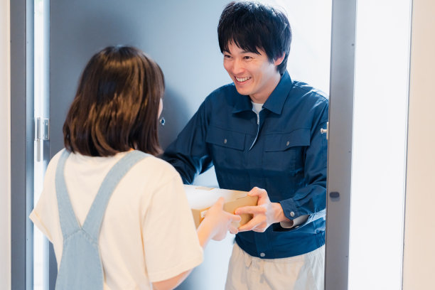 一个微笑着送包裹的年轻人图片下载