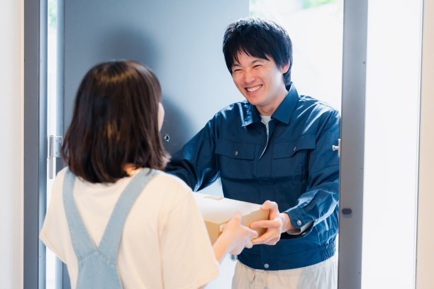 一个微笑着送包裹的年轻人图片下载